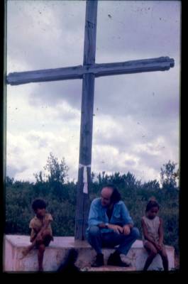 [Vladimir Herzog sentado na base da cruz com duas crianças] (2)